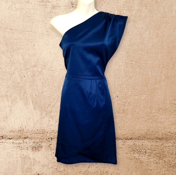 Newport News Dresses & Skirts - Newport News one shoulder dress